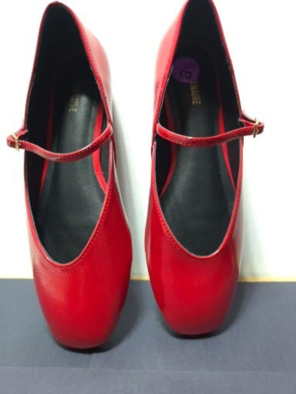 Red Cushionaire Womans Flats (8&1/2)